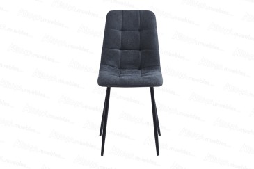 Conjunto de 4 sillas tapizadas en negro con estructura metálica