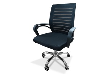 Sillón de oficina ergonómica con patas metálicas cromadas