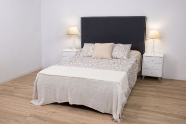 Cabecero en color gris para camas de hasta 150 cm