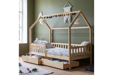 Original cama infantil de color roble con forma de cabaña