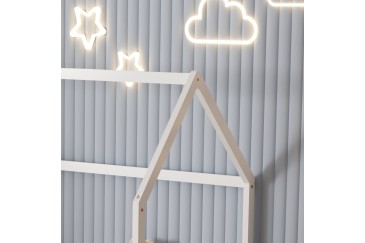 Original cama infantil de color blanco con forma de cabaña
